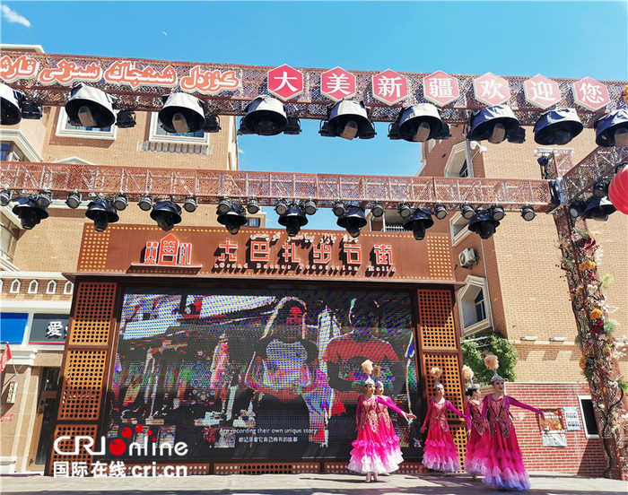 维吾尔族姑娘身着传统服饰为游客表演民族舞蹈（摄影谢诗佳）
