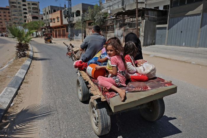 当地时间5月14日，在加沙地带北部拜特拉亚，巴勒斯坦一家人乘坐驴车被迫逃离。