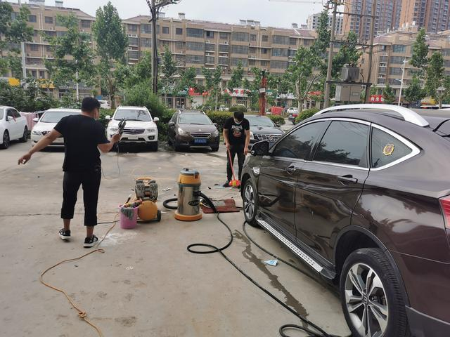 正在进行直播的曹县二手车销售店主播。本文图片澎湃新闻记者张家然图