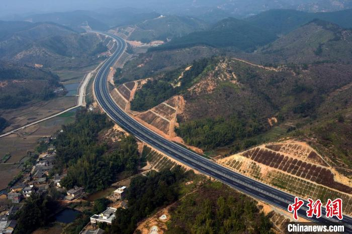 图为蜿蜒盘旋的梅河高速公路 梅河高速东御公司 供图