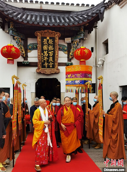 全国政协常委、中国佛教协会副会长、中国佛协西藏分会会长班禅额尔德尼·确吉杰布5月16日至18日到安徽九华山朝圣。图为5月17日，班禅在百岁宫。 中新社记者 　路梅 摄