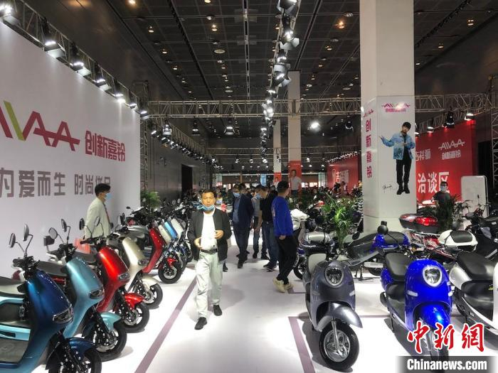 电动车绿色环保、贴近民生。　孙权 摄