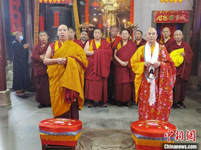 全国政协常委、中国佛教协会副会长、中国佛协西藏分会会长班禅额尔德尼·确吉杰布5月16日至18日到安徽九华山朝圣。图为5月17日，班禅在百岁宫诵经祈福。 中新社记者 　路梅 摄