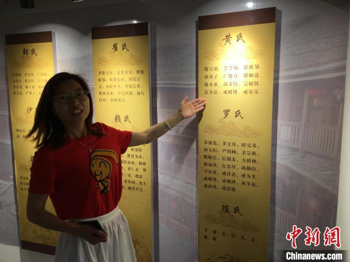 图为龙川佗城镇文化站站长曾雪花在龙川客家人口姓氏文化馆介绍佗城姓氏的发展情况。　宋秀杰 摄