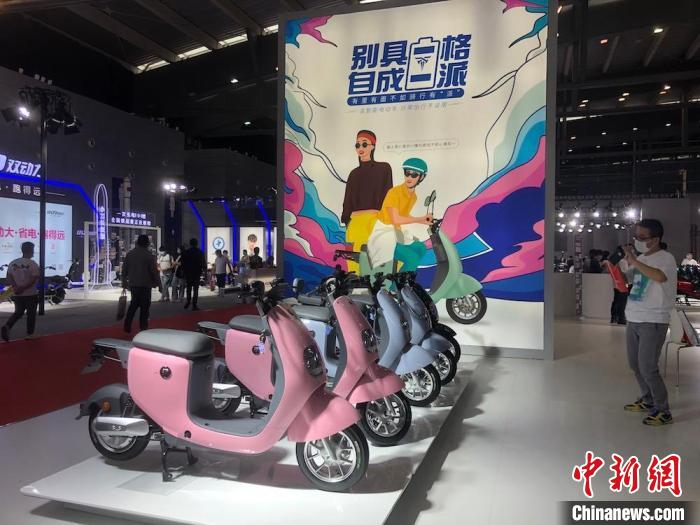 随着消费需求的升级，电动车的造型也越来越时尚。　孙权 摄