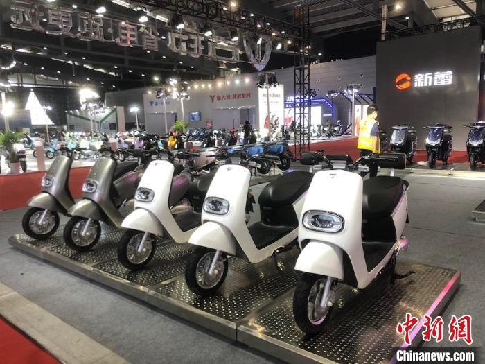 图为参展的电动车。　孙权 摄