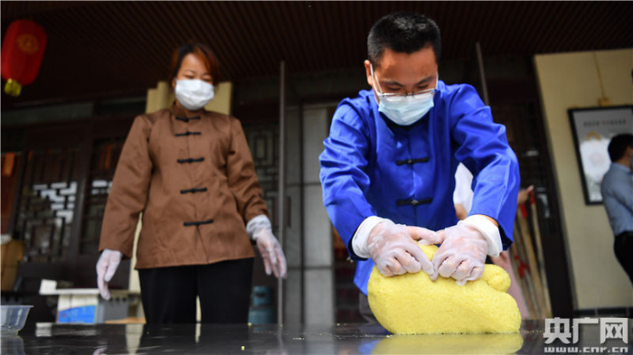 店员正在制作黄元米果（央广网记者 胡斐 摄）