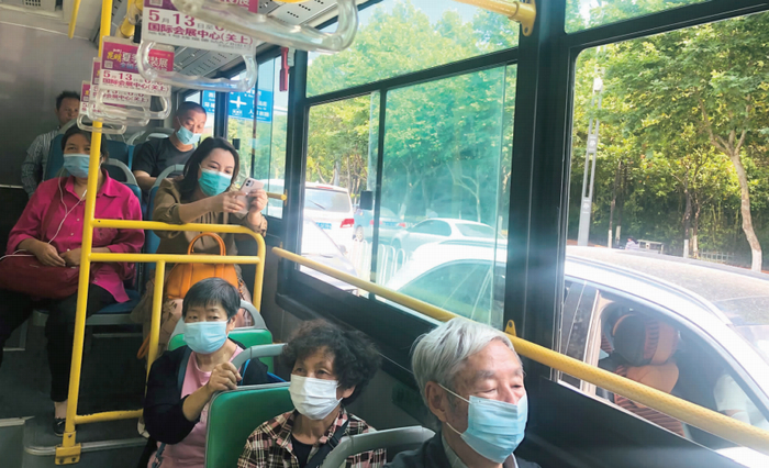 空调车开着车窗，并未启用空调  都市时报全媒体记者 杨文爽/摄