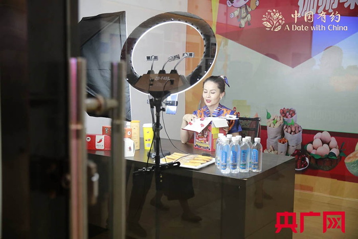 伽师县馕产业园做线上带货的姑娘央广网发