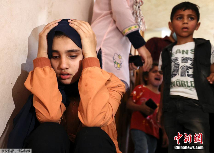 当地时间5月11日，加沙地区一名11岁孩童的葬礼上，亲属在进行哀悼。