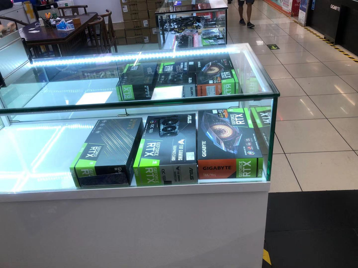 RTX3080显卡在华强北市面价格涨到1.6万元，价格涨幅近300%&nbsp; 时代周报石恩泽摄