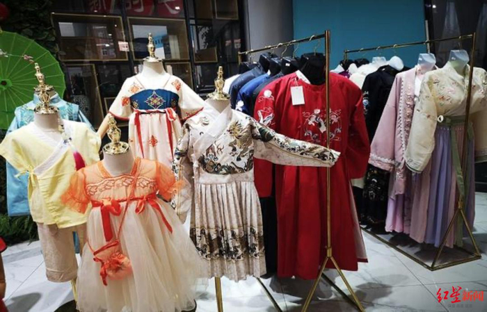 ▲胡春青、孟晓霞夫妇设计的汉服产品