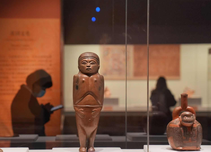 彩色女性小雕像和猴形陶瓶