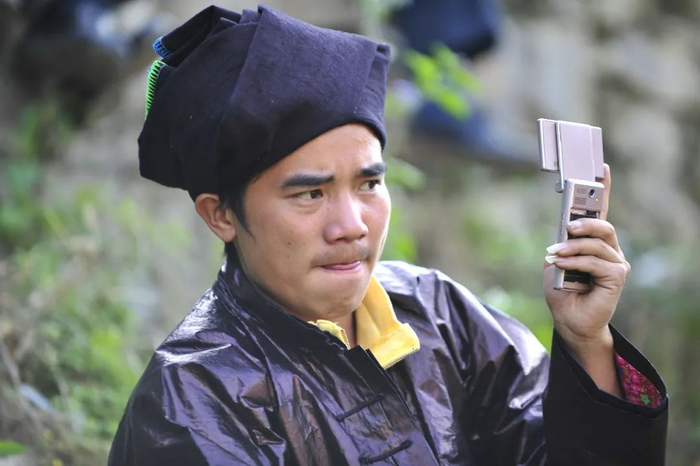 ▲贵州省黎平县铜关村的村民在智能手机上使用“腾讯为村”。扎根十余年后，腾讯在乡村治理、减贫发展等领域获得了肯定。