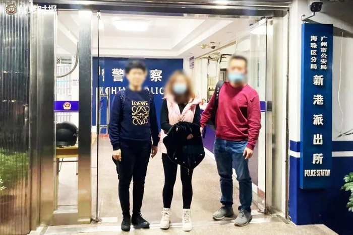 警方抓获嫌疑人张某（中间女子）。通讯员供图