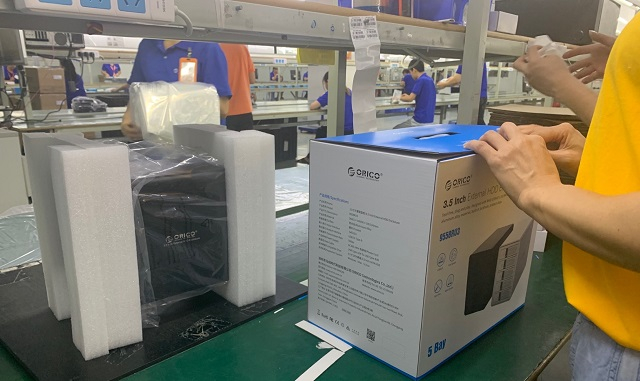 奥睿科硬盘柜生产现场 黄琼/摄