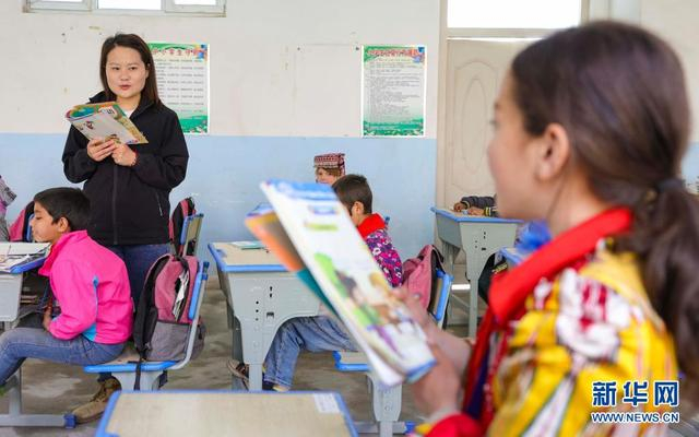 在阿勒玛勒克村小学，陈芳莹为三年级学生教英语课时，回答学生的提问（5月12日摄）。新华社记者 胡虎虎 摄