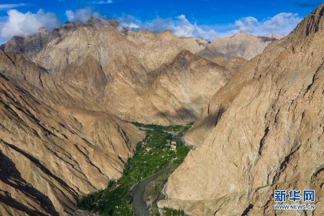 崇山峻岭间的新疆阿克陶县塔尔塔吉克民族乡阿勒玛勒克村（5月12日摄，无人机照片）。新华社记者 胡虎虎 摄