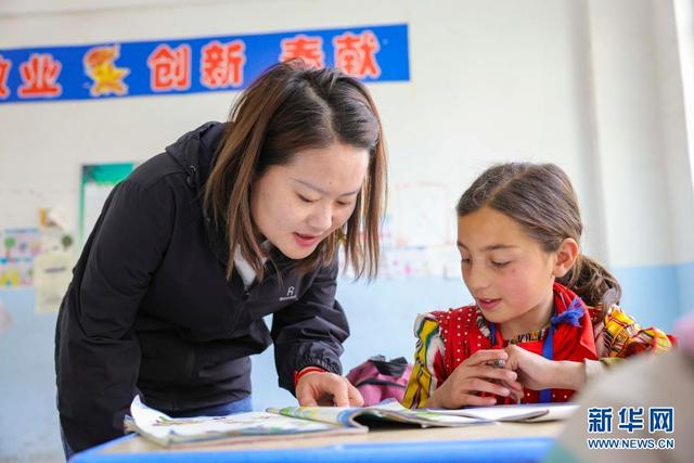 在阿勒玛勒克村小学，陈芳莹为一名学生做辅导（5月12日摄）。新华社记者 胡虎虎 摄