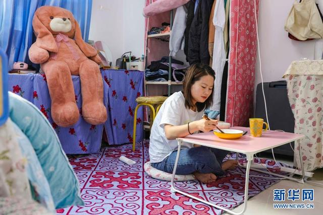 陈芳莹在宿舍内吃早餐（5月12日摄）。新华社记者 胡虎虎 摄