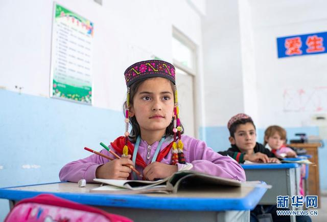 阿勒玛勒克村小学的学生在陈芳莹的课堂上学习英语（5月11日摄）。新华社记者 胡虎虎 摄
