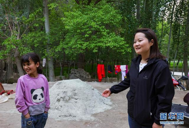 陈芳莹在阿勒玛勒克村一名学生家进行家访（5月12日摄）。新华社记者 胡虎虎 摄