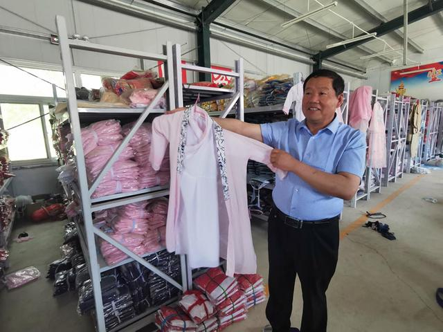 　孙学平介绍孙庄村的汉服产业