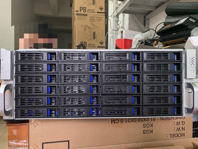 服务器一侧安装的24卡槽的硬盘柜 黄琼/摄