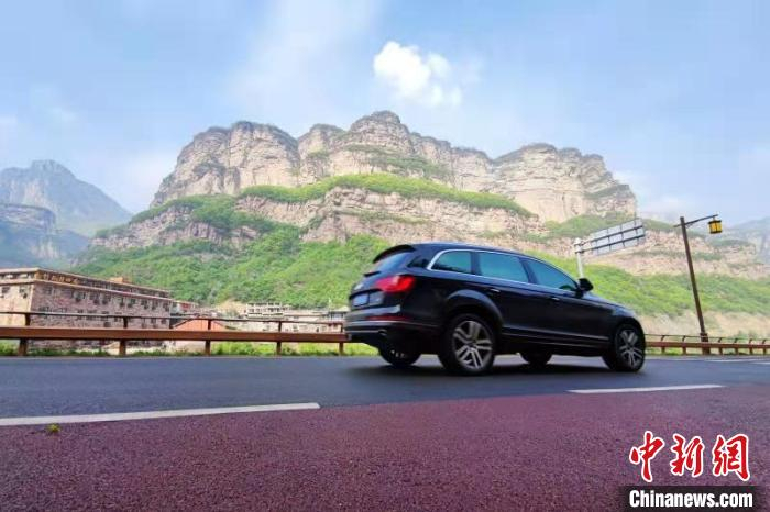 汽车在林石公路上穿行。　李超庆 摄