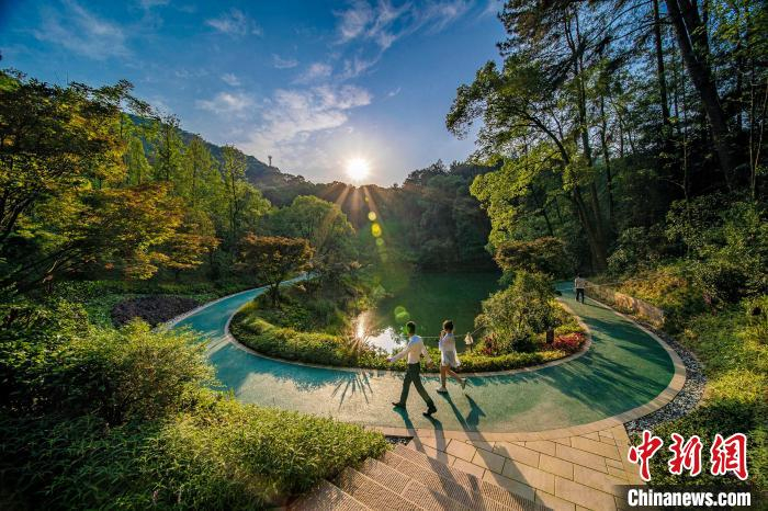 图为游人在缙云山黛湖游玩。　秦廷富 摄