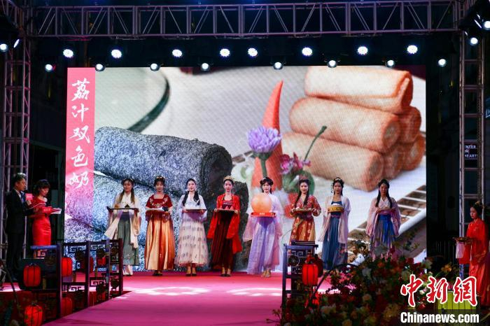 图为“荔枝宴”现场介绍特色菜肴。凌楠 摄