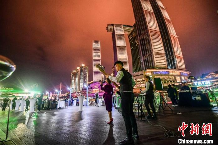 图为重庆来福士的“城市之帆”主题灯光。　凯德集团供图