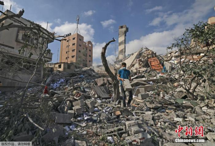 　　当地时间2021年5月18日，加沙地区，巴以冲突持续，加沙地带持续遭遇空袭，许多民居受到战火牵连，街道满目疮痍。