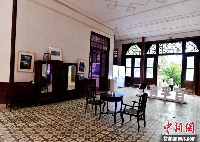 图为完成修复的采峰别墅。　张斌 摄