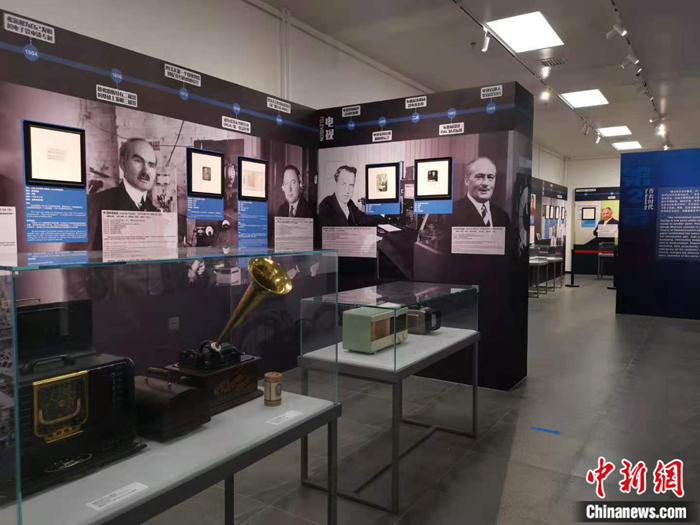 “光电之迹——信息科技先驱手迹展”。中新网任思雨 摄