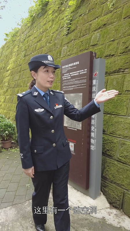 民警周林讲解党史（央广网发 渝中区公安供图）