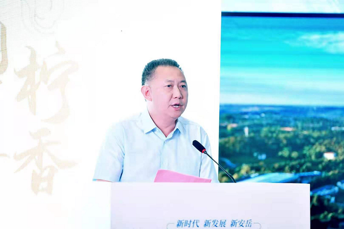 安岳县政府副县长刘小彬做安岳城市建设情况及重点项目推介（央广网发 活动主办方供图）