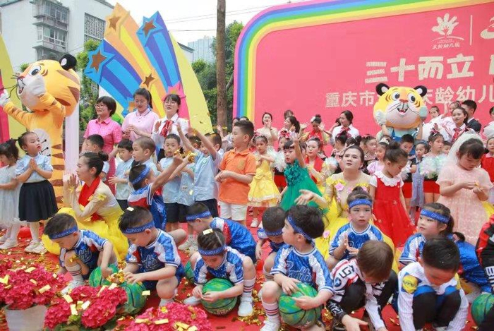 小朋友们表演节目为自己的“家园”庆生（央广网发 庆龄幼儿园供图）