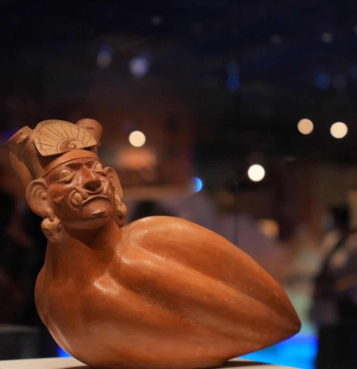 带有神灵头部的笋瓜形陶器