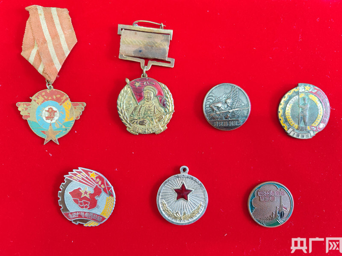 　　合肥车务段杨继承收藏的部分徽章。（央广网发 韩晓梦摄）