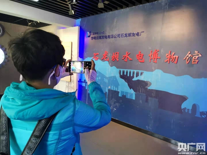 参观者仔细记录