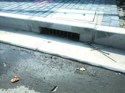  排水孔高出路面3厘米 夏韵 摄 