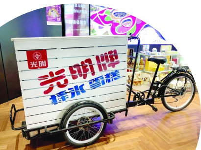 　　在花博会园区，游客可能会偶遇古早复刻版光明移动贩卖车。记者 徐晶卉摄