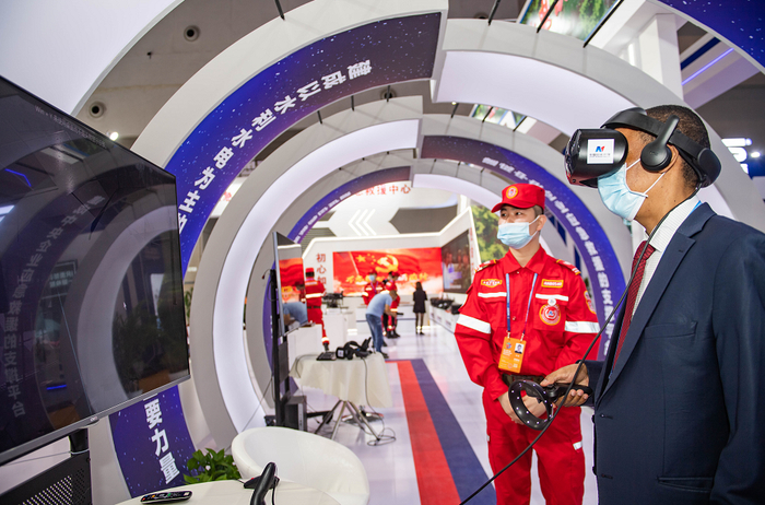 外籍客商戴上VR眼镜体验虚拟现实场景 邹乐 摄