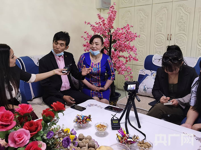 依斯马依力·艾买提夫妇二人向记者介绍自己的生活央广网发