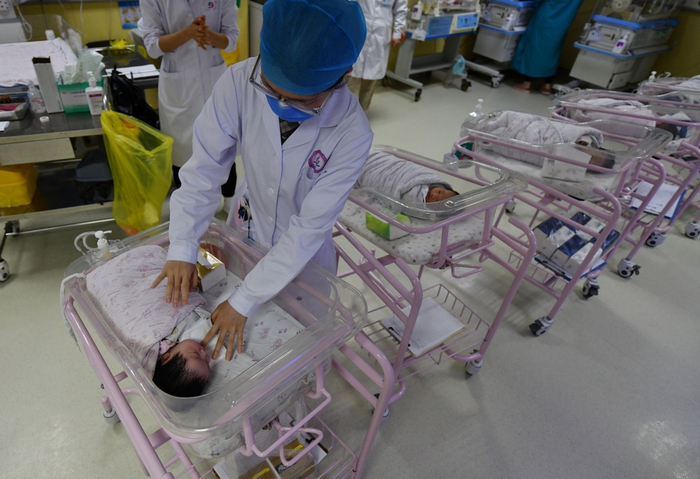 在低生育时代，我国需要新的生育理论和政策来回应。图为2021年4月25日，安徽阜阳，阜阳市妇女儿童医院病房中的新生儿。&nbsp; 人民视觉 图