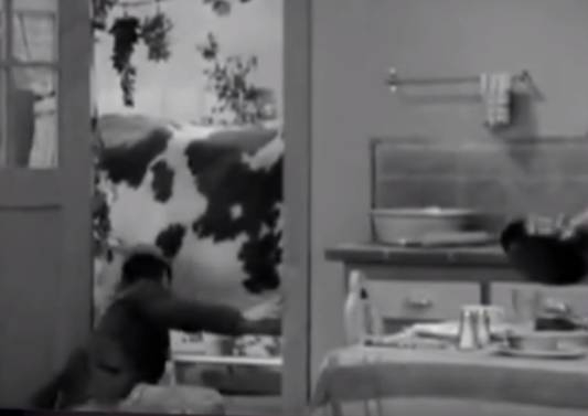 《摩登时代》中，卓别林随手接牛奶（图片来源于网络）