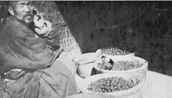 民国时期摆地摊的农民（图片来源于网络）