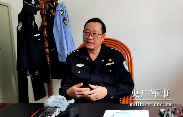 谭善爱在办公室接受央广《中国退役军人》栏目采访。杨鸿 摄