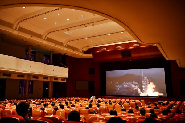 图说：《钱学森》主题电影党课活动